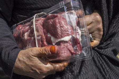 توزیع گوشت بین نیازمندان لرستانی مقارن با عید قربان