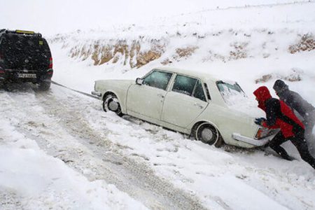 امدادرسانی به گرفتارشدگان در برف لرستان