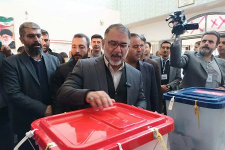 استاندار لرستان رای خود را به صندوق انداخت